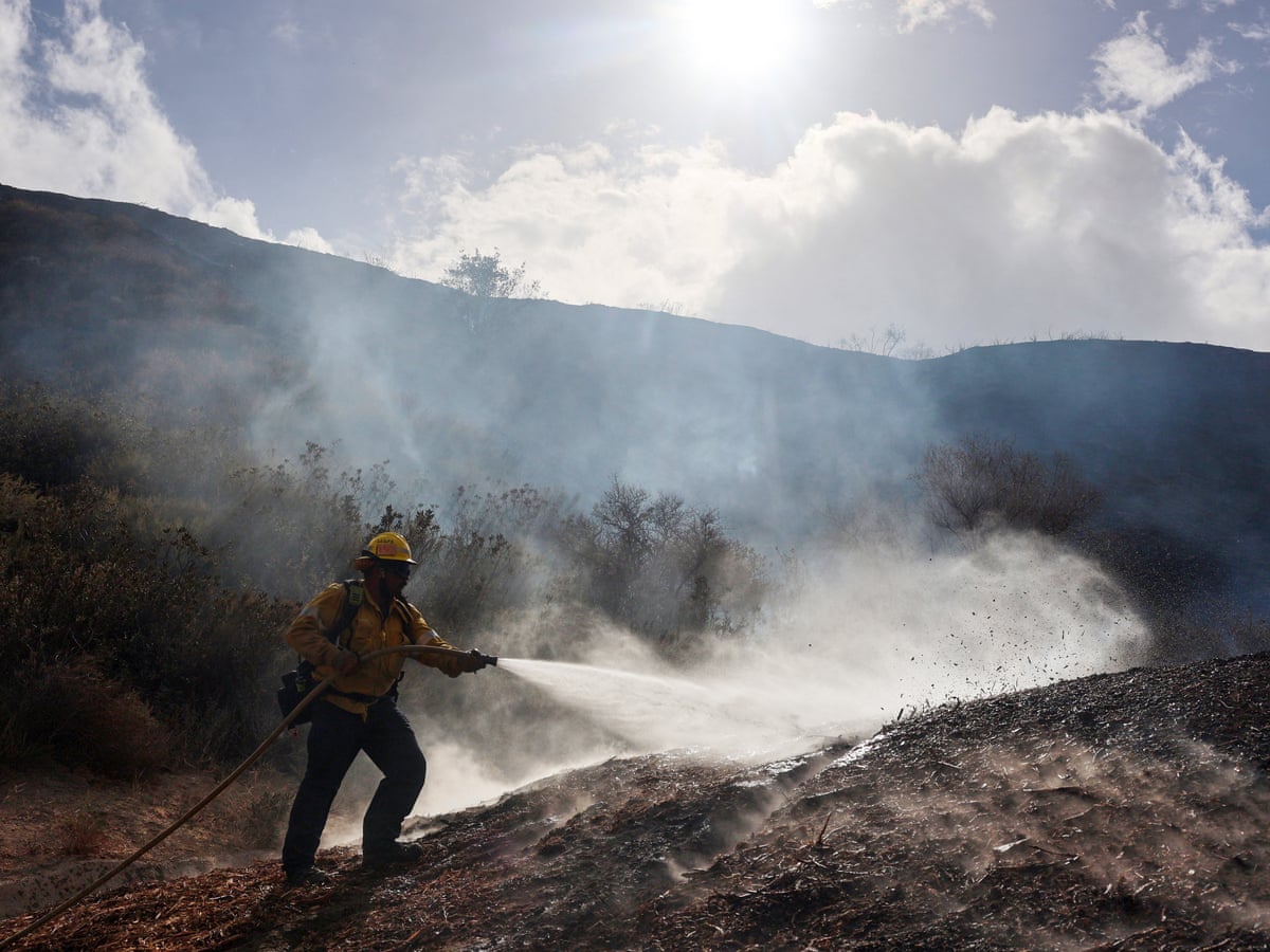 A Califórnia enfrenta condições climáticas mais extremas, com dias quentes e ventosos aumentando o risco de incêndios florestais.