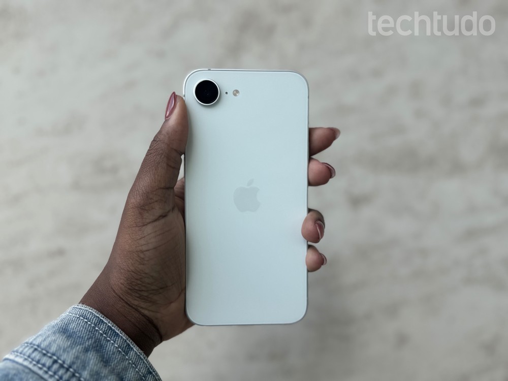 iPhone 18e deve manter a proposta de modelo mais acessível da Apple, com mudanças pontuais no hardware e concessões na tela e no conjunto de câmeras — Foto: Amanda Zola/TechTudo