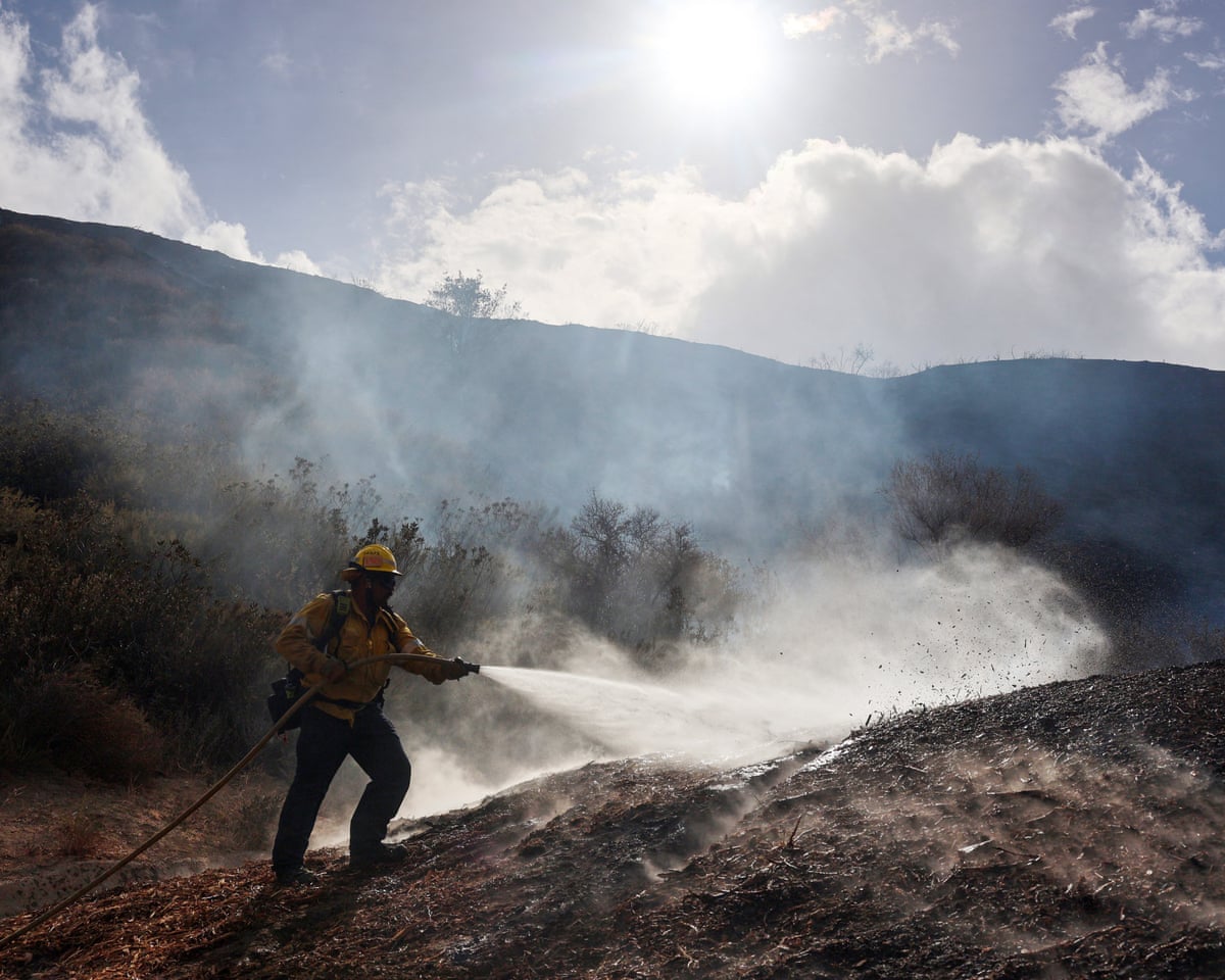 A Califórnia enfrenta condições climáticas mais extremas, com dias quentes e ventosos aumentando o risco de incêndios florestais.