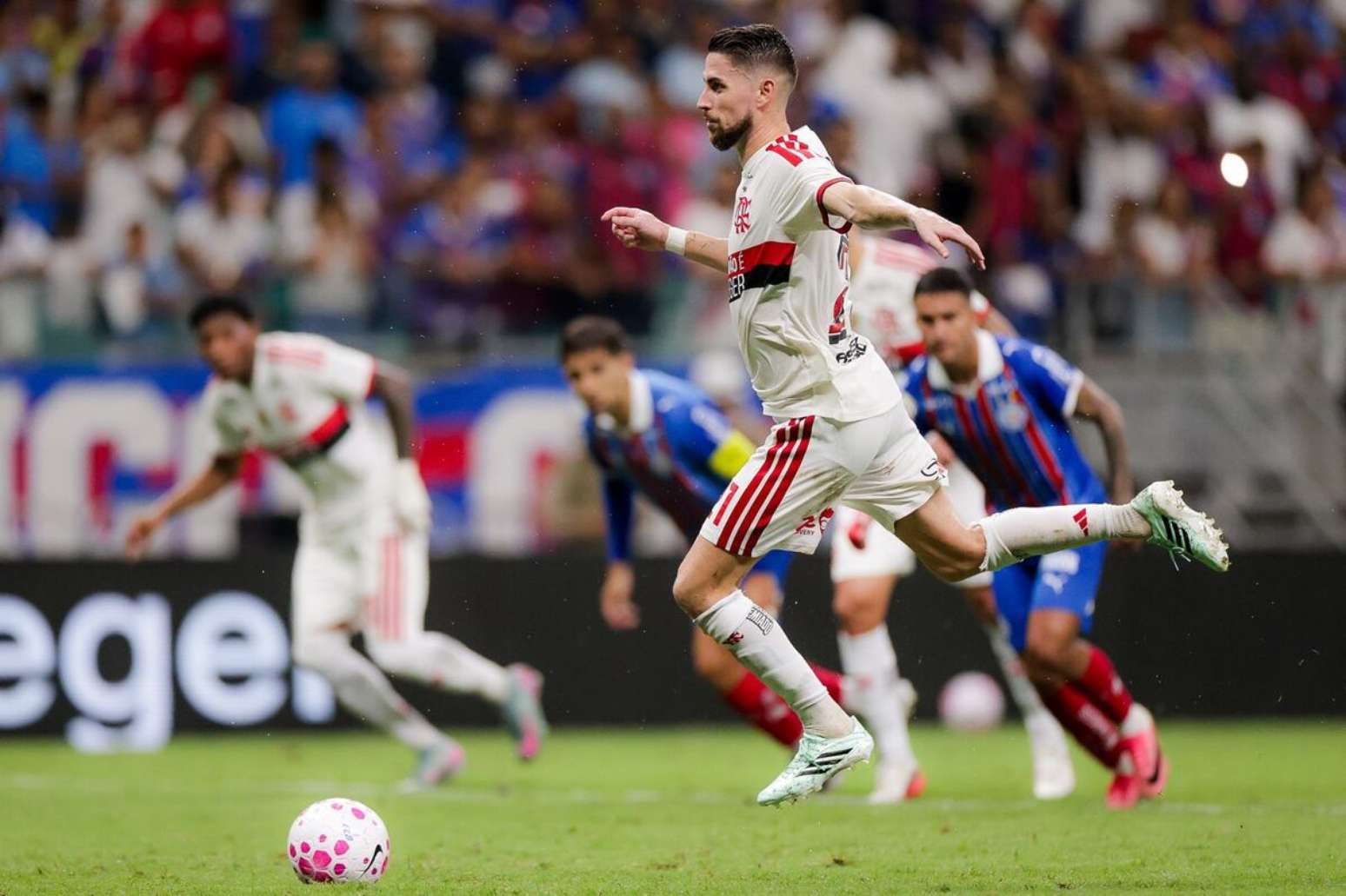 Jorginho cobra p&ecirc;nalti ao seu estilo, com pulinho. Assim, abre o placar para o Flamengo