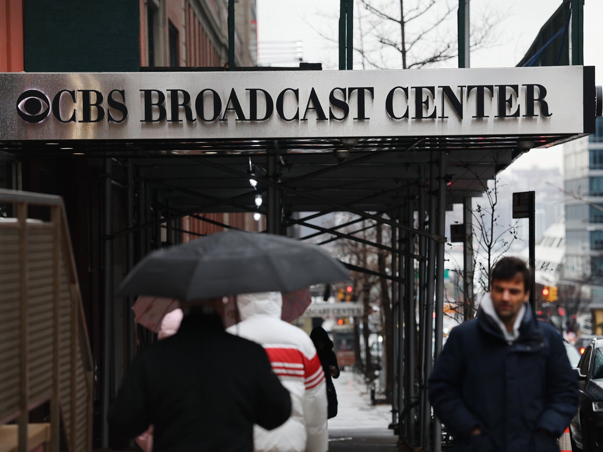 Insiders da CBS dizem que a equipe quer ver o repórter demitido por uma postagem política atacando um democrata do Michigan
