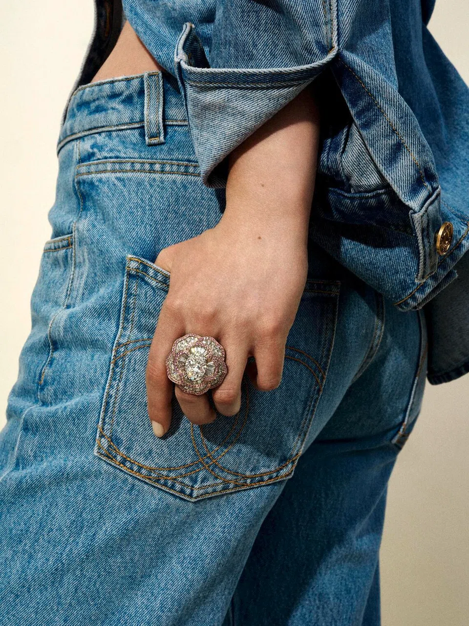 A Chanel traz sua coleção de joias finas de 2026, composta por signos, símbolos e amuletos da sorte, para Singapura.