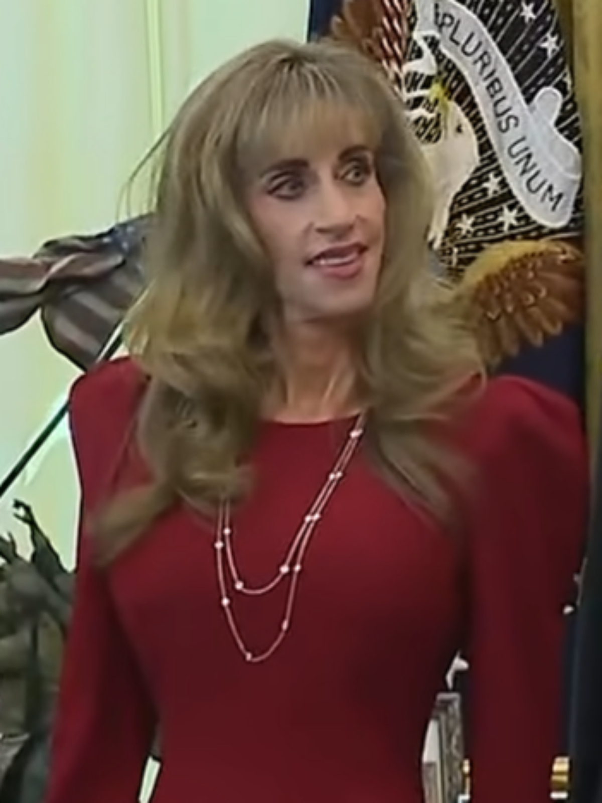 Susan Dell vira alvo de teorias sobre alienígenas após aparecer com Trump
