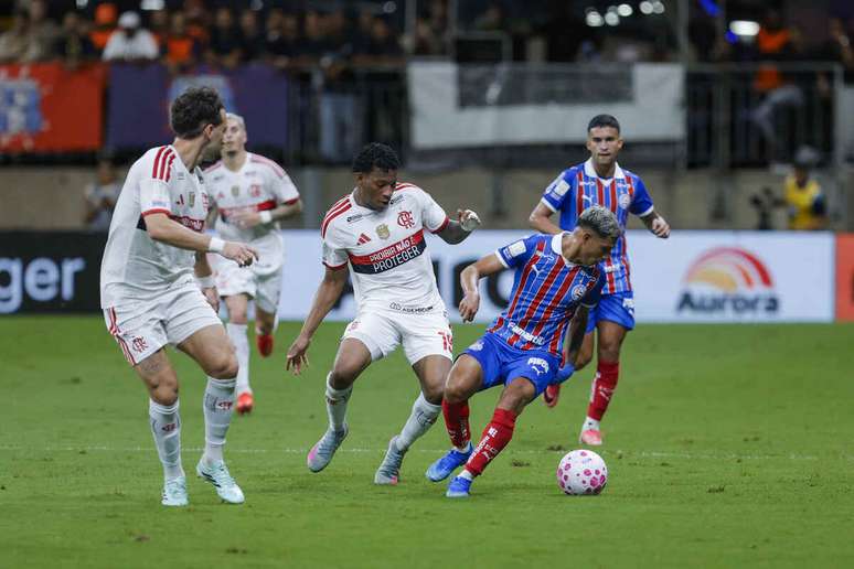 Flamengo vence Bahia, segue em 1º e amplia escrita contra Ceni