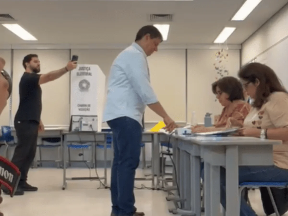Tarcísio de Freitas vota em escola do Morumbi, em São Paulo