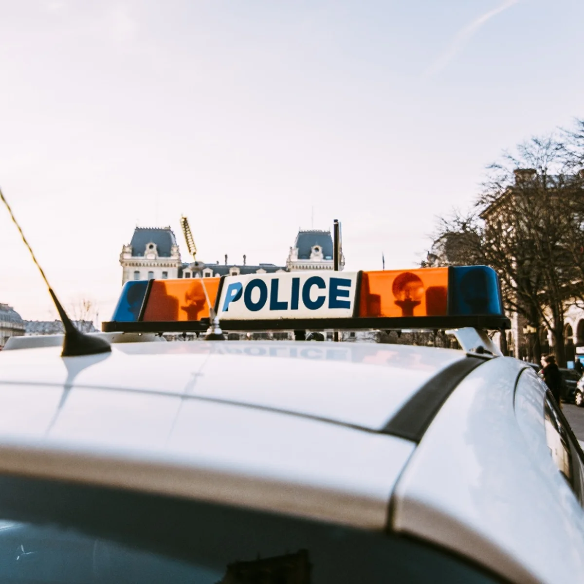 França investiga tiroteio em Paris como ataque terrorista