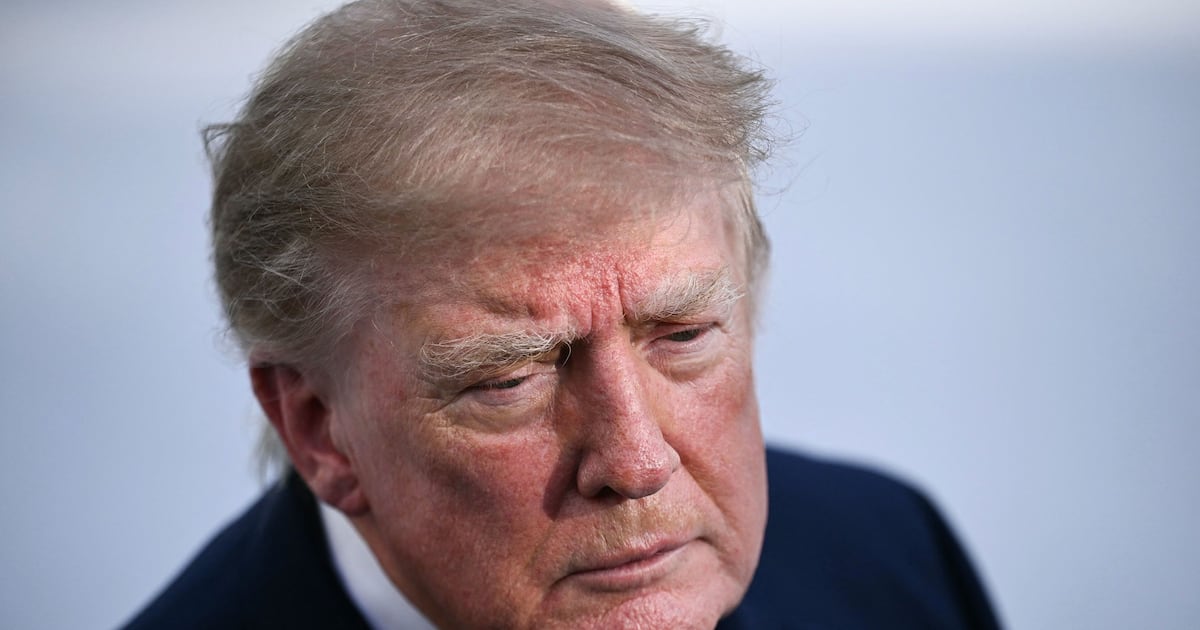 Trump avalia cancelar transmissão ao vivo de execução por fuzilamento após saber que autor do massacre em Fort Hood está paralisado