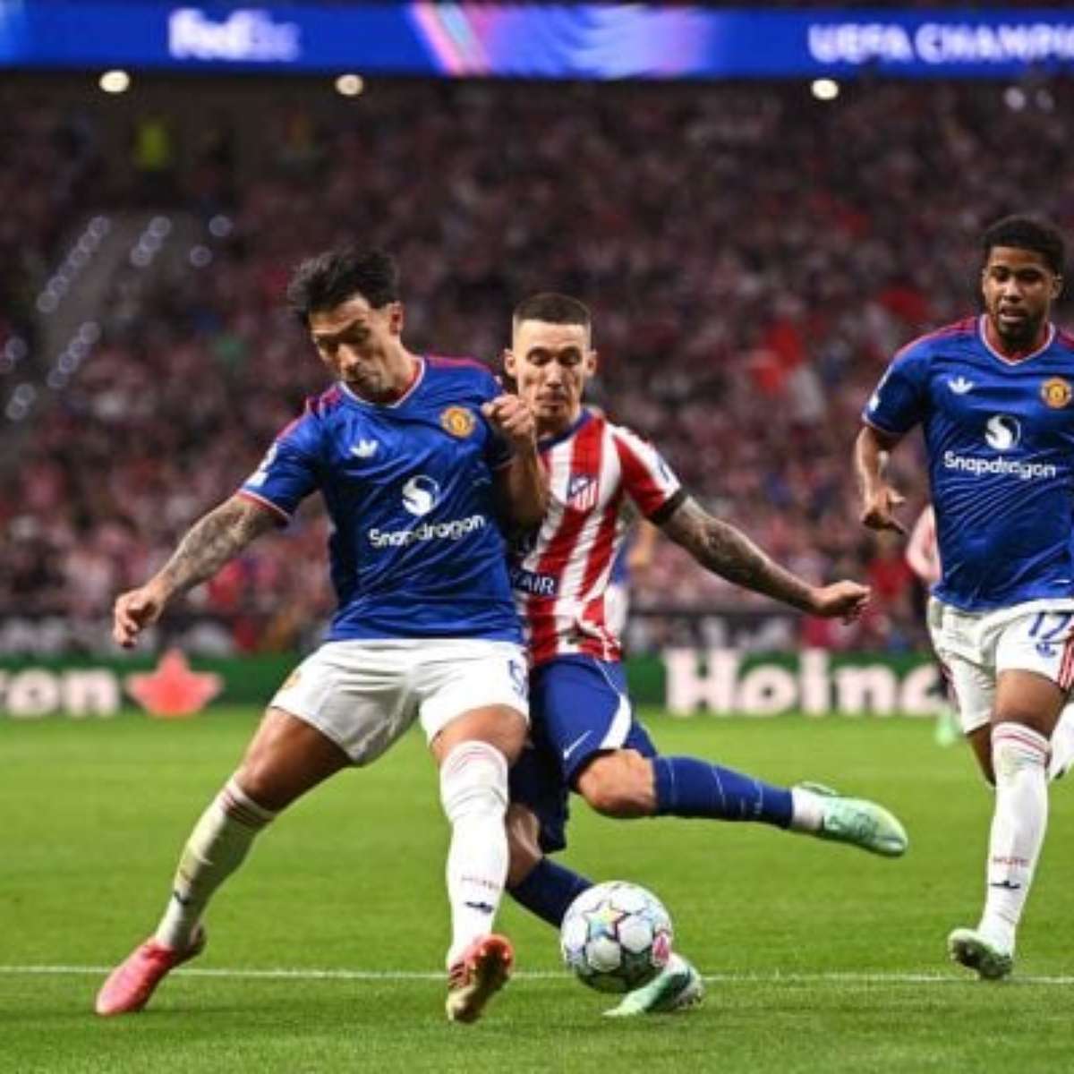 Zagueiro do United pede desculpas após desabafo contra diretoria