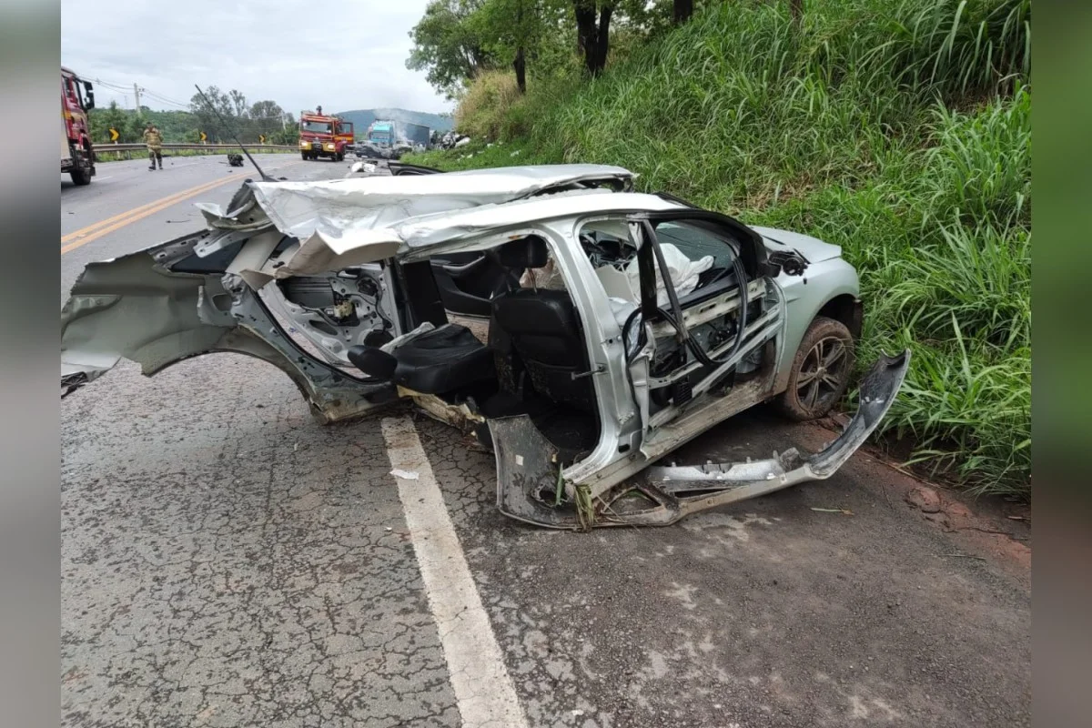 carro destruído após batida na MG-050