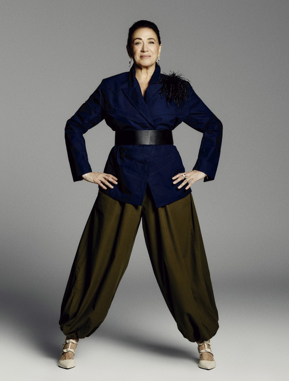 Lilia Cabral veste blazer e broche Coven na Dona Coisa, calça Mixed, sapatos Alexandre Birman, brincos (maiores) Atelier Schiper x Esther Bond e Carla Amorim (menores) — Foto: Mateus Augusto Rubim