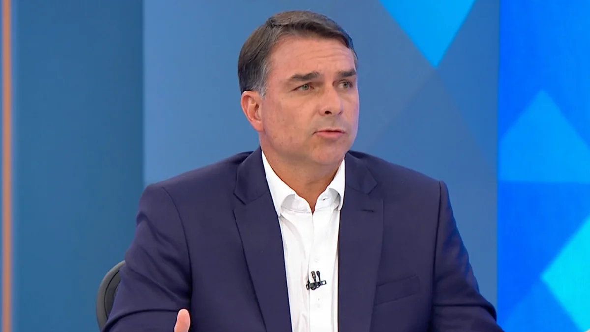 Flávio alega interferência judicial e censura para não ir a debate da Globo