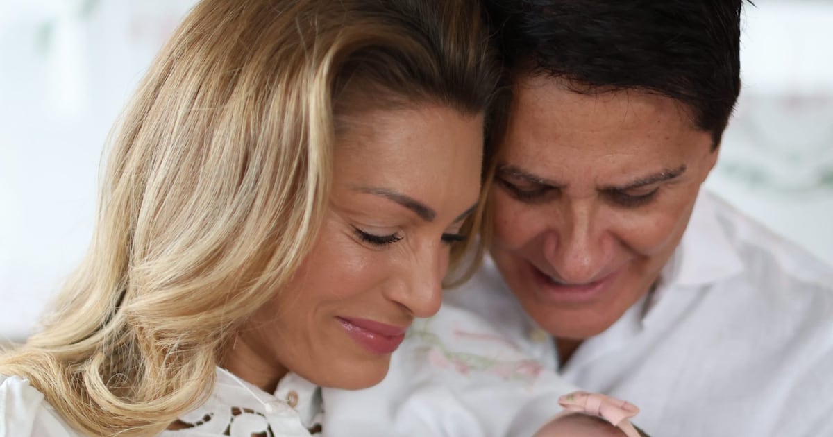 Cesar Filho e Elaine Mickely celebram visita da neta Luiza e inauguram cantinho de brincadeiras com o neto Arthur