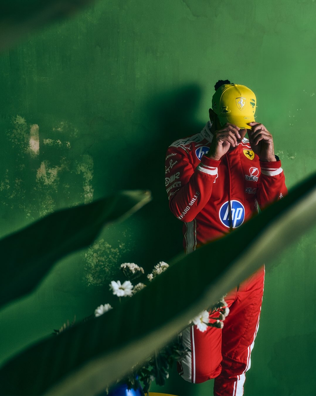 Lewis Hamilton ganha boné exclusivo da Ferrari para etapa brasileira