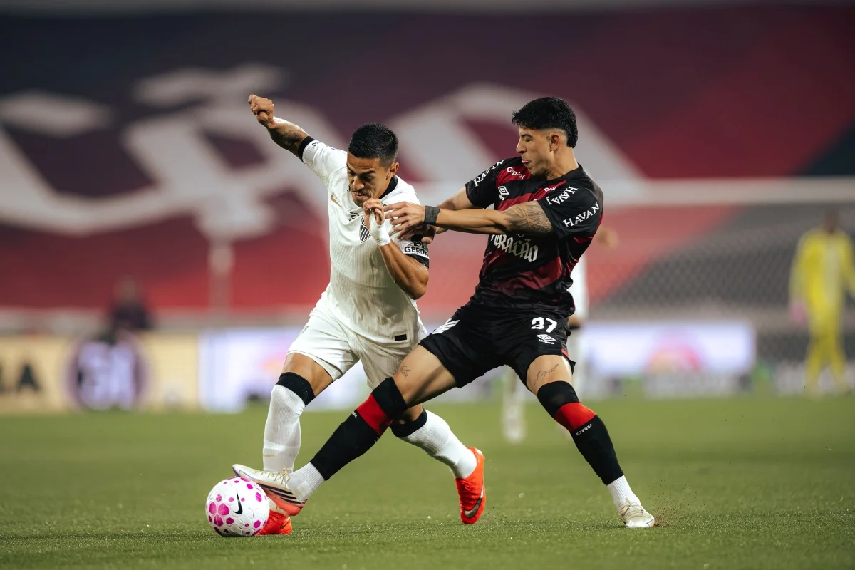 Com gols no fim, Athletico-PR e Atlético-MG empatam em 2 x 2 no Brasileirão