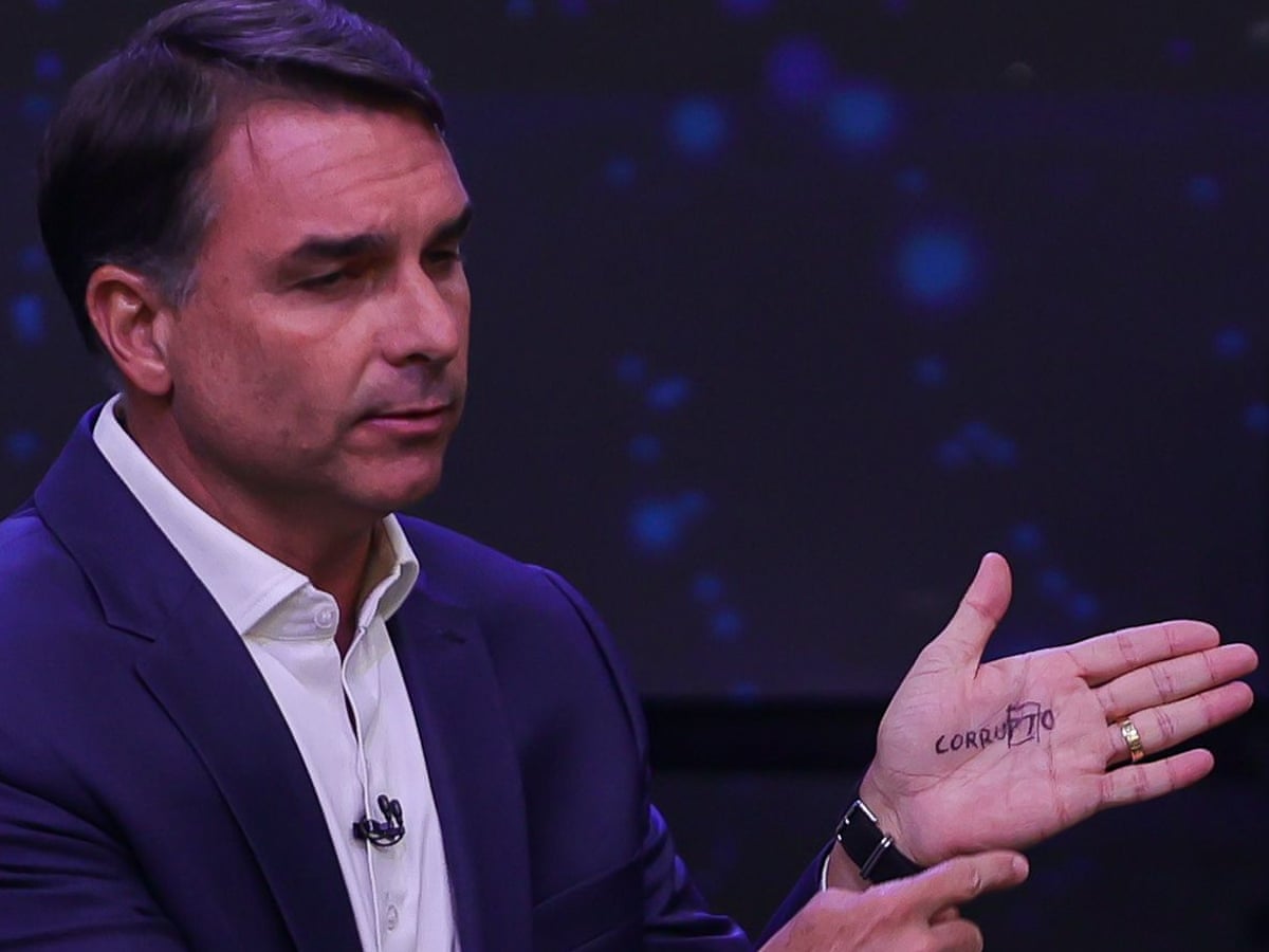 A manobra de Flávio Bolsonaro como 'corrupto' gera meme viral antes da segunda volta das eleições no Brasil