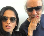 Fernanda Esteves e Erasmo Carlos fazem pose divertida