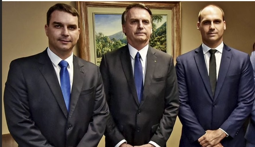 Caso eleito, Flávio Bolsonaro poderia conceder perdão a Jair a tempo de subir a rampa com o pai? Juristas explicam