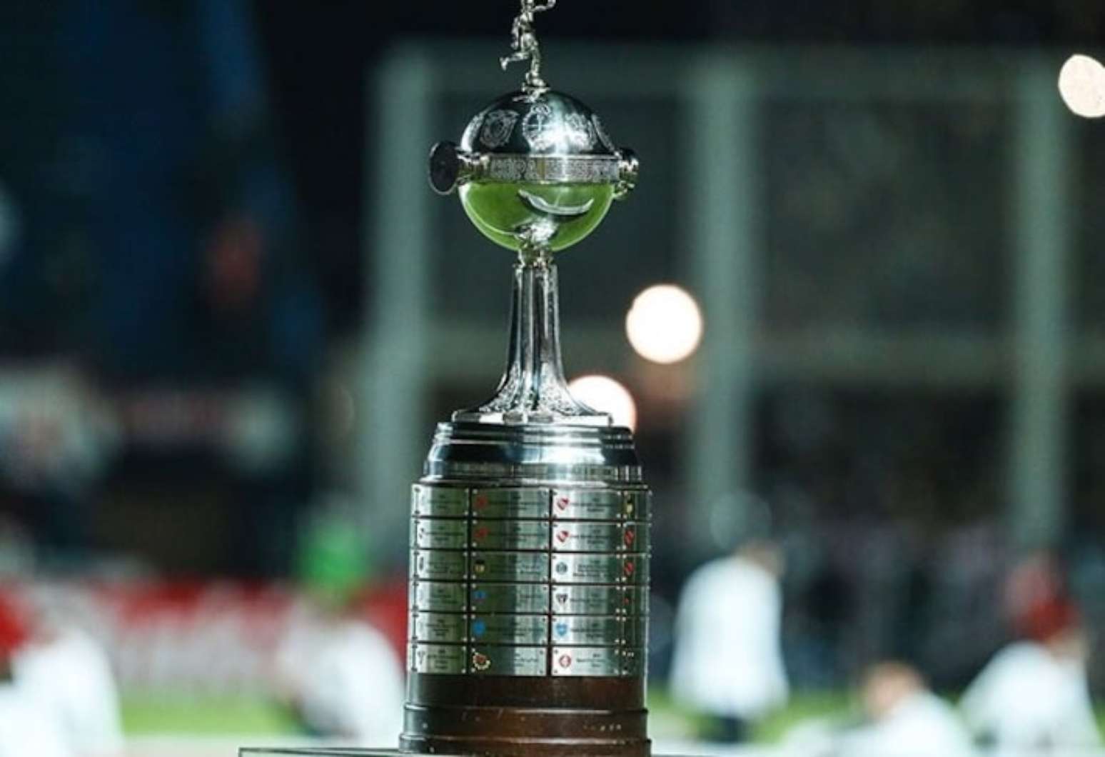 Trof&eacute;u entregue ao campe&atilde;o da Copa Libertadores