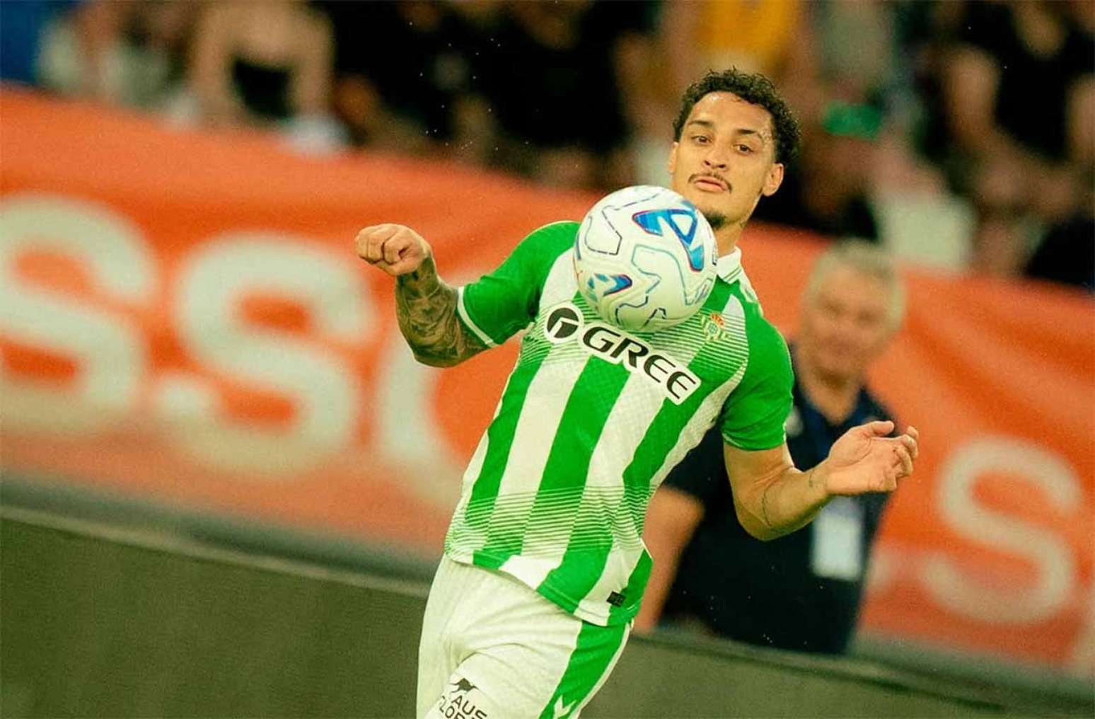 Antony esteve em campo no duelo contra o Porto e deu uma assist&ecirc;ncia &ndash;