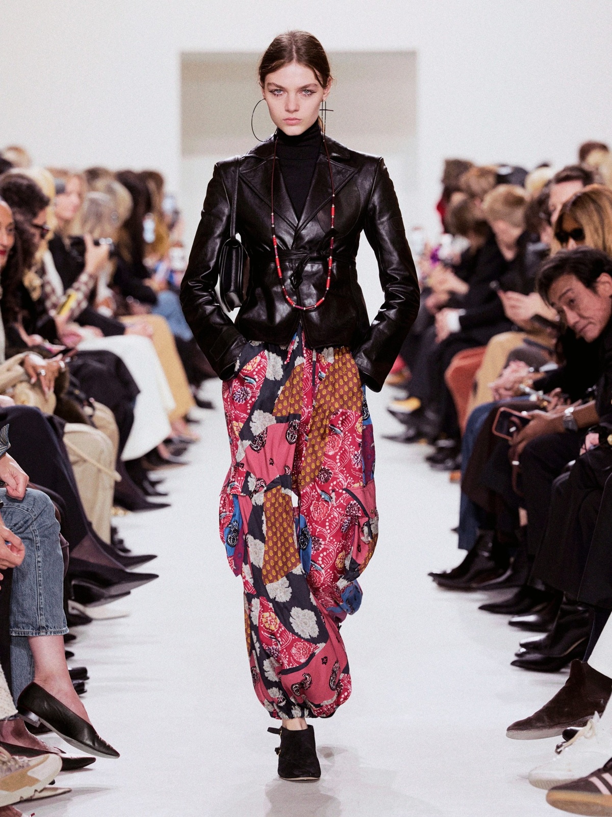 Celine resgata referências dos anos 1980 e do grunge no Paris Fashion Week