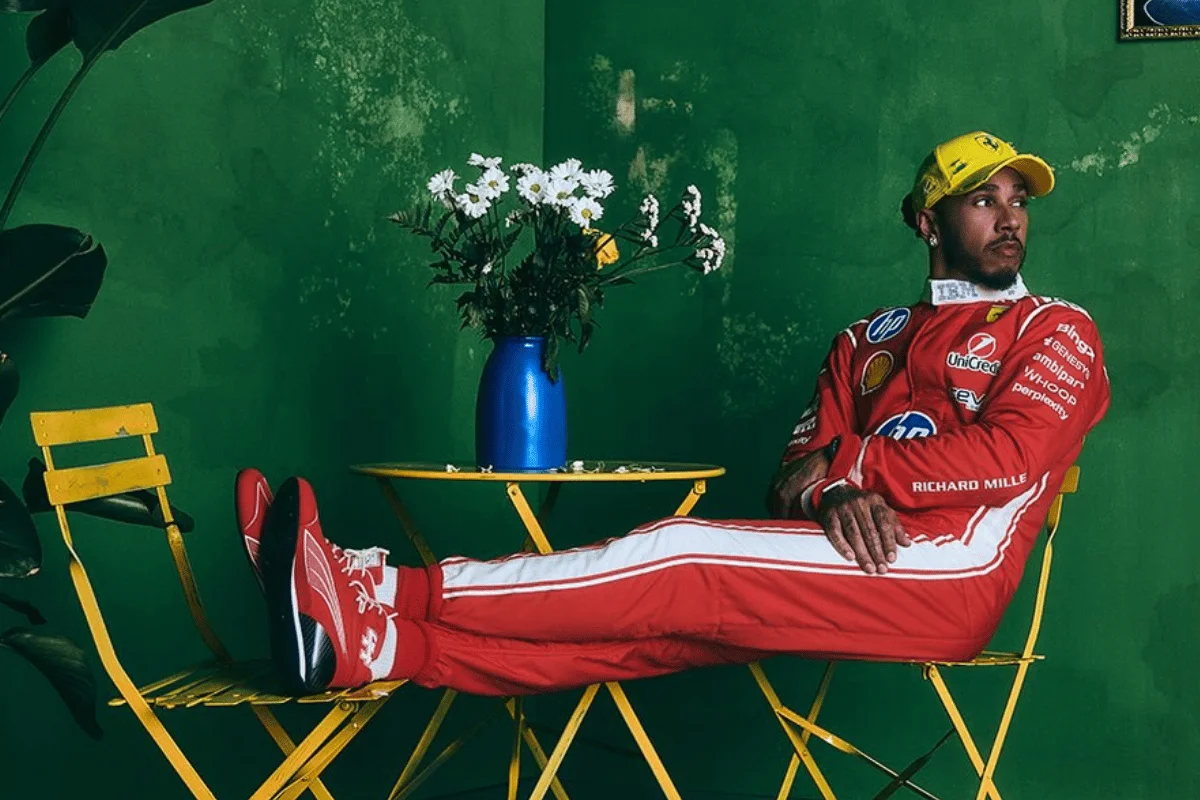 Lewis Hamilton ganha boné exclusivo da Ferrari para etapa brasileira