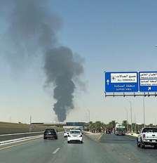 Grande coluna de fumaça preta se ergue da área de armazenamento de combustível do Aeroporto Internacional King Khalid, em Riade, na Arábia Saudita, em 19 de setembro de 2026; imagem foi registrada com um celular. Foto: RFI