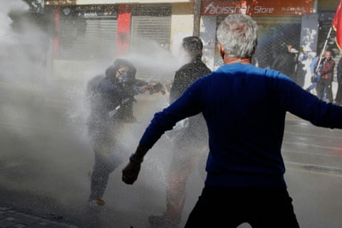 De Paris a Milão: protestos estudantis na Europa – em fotos