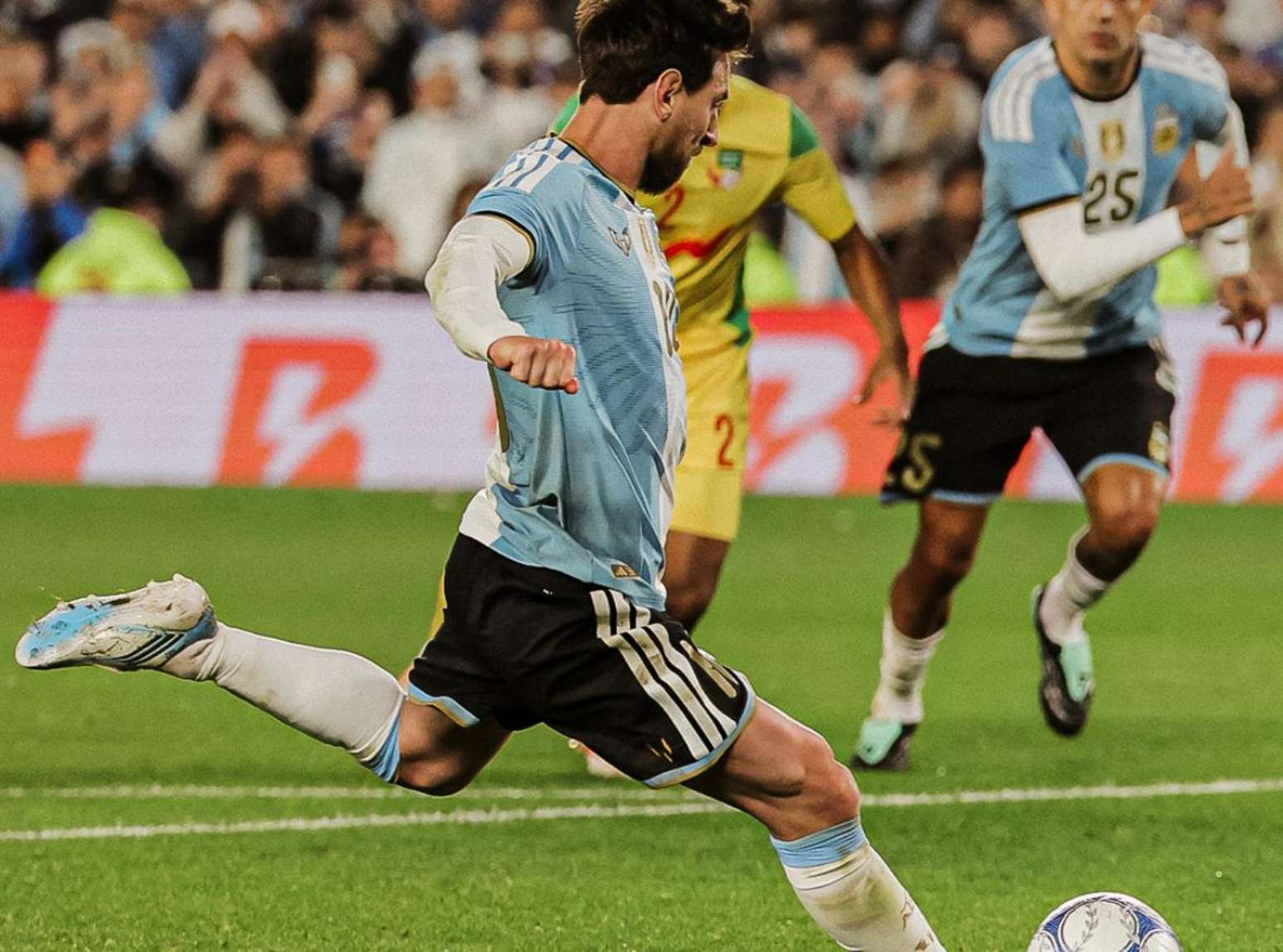 Messi marcou de p&ecirc;nalti contra o Benin em sua despedida da sele&ccedil;&atilde;o argentina