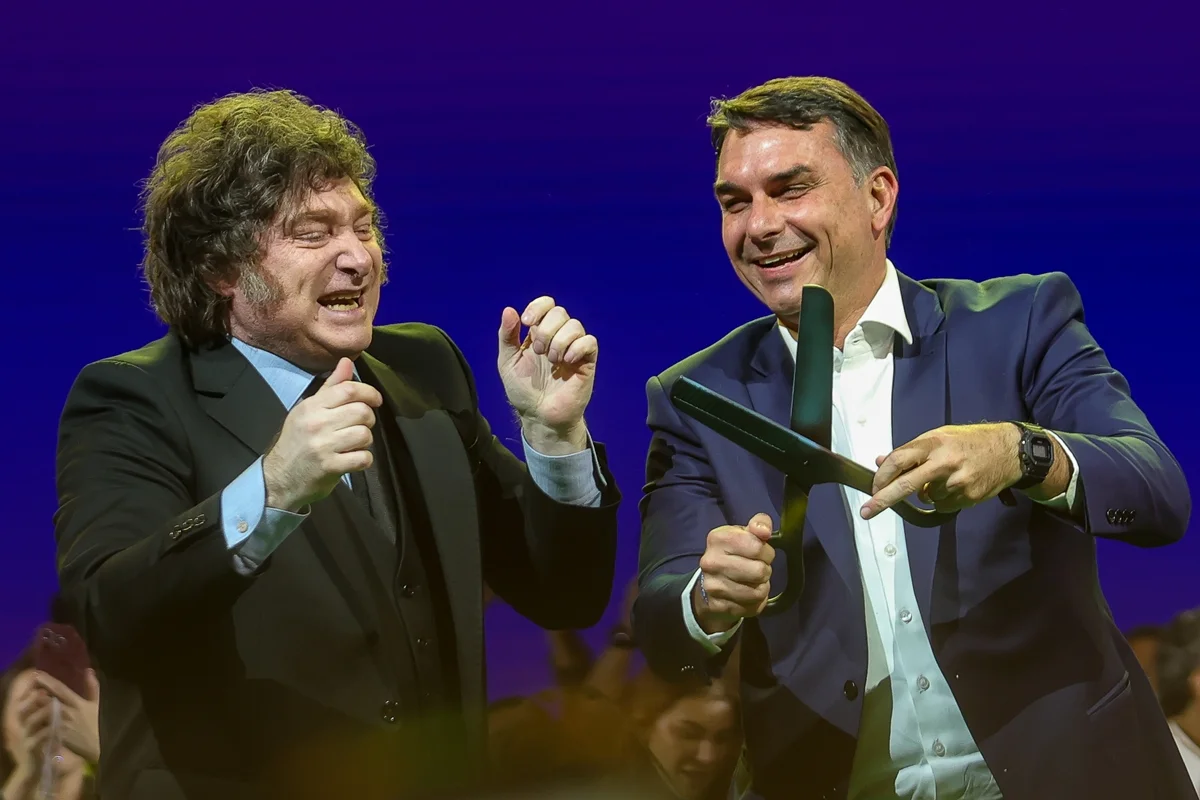 Milei comemora desempenho de Flávio Bolsonaro no 1º turno das eleições