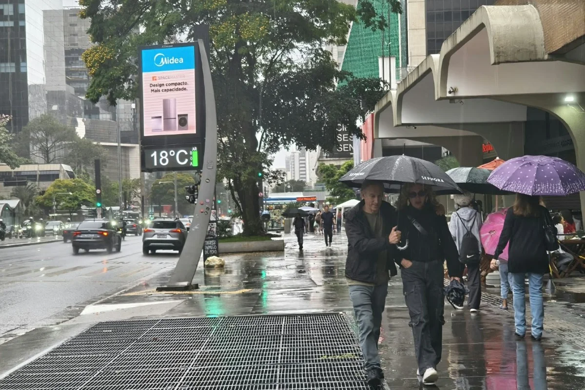 Chuva em domingo de eleição na Avenida Paulista - Metrópoles