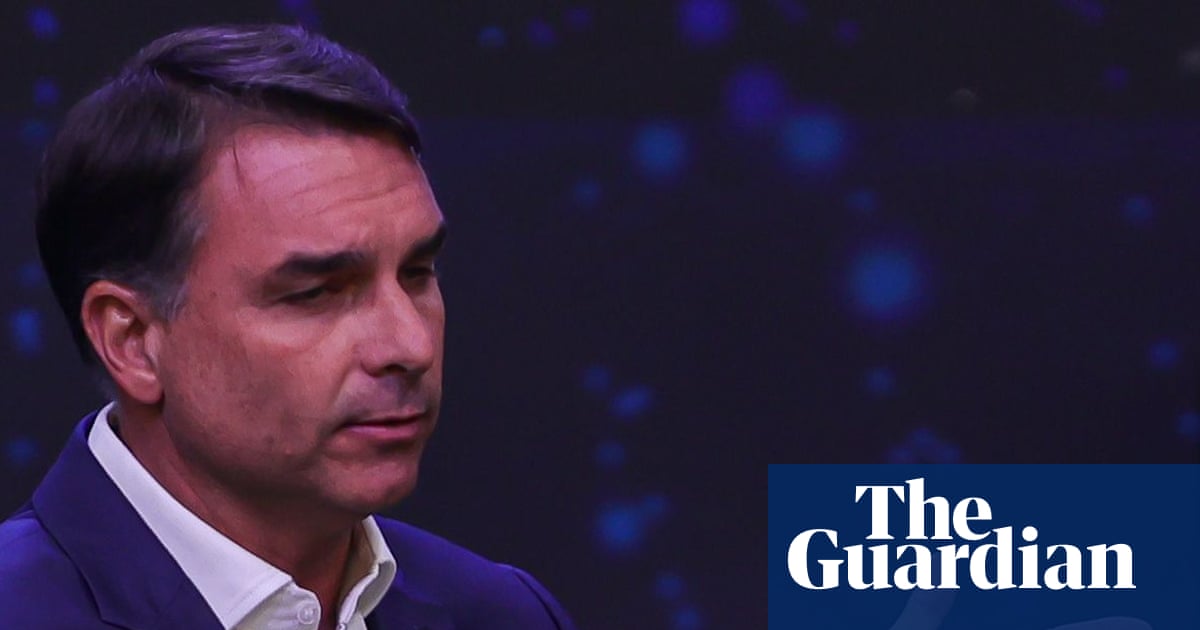 A manobra de Flávio Bolsonaro como 'corrupto' gera meme viral antes da segunda volta das eleições no Brasil