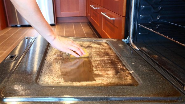 Grades do forno estão imundas? O truque que facilita a limpeza