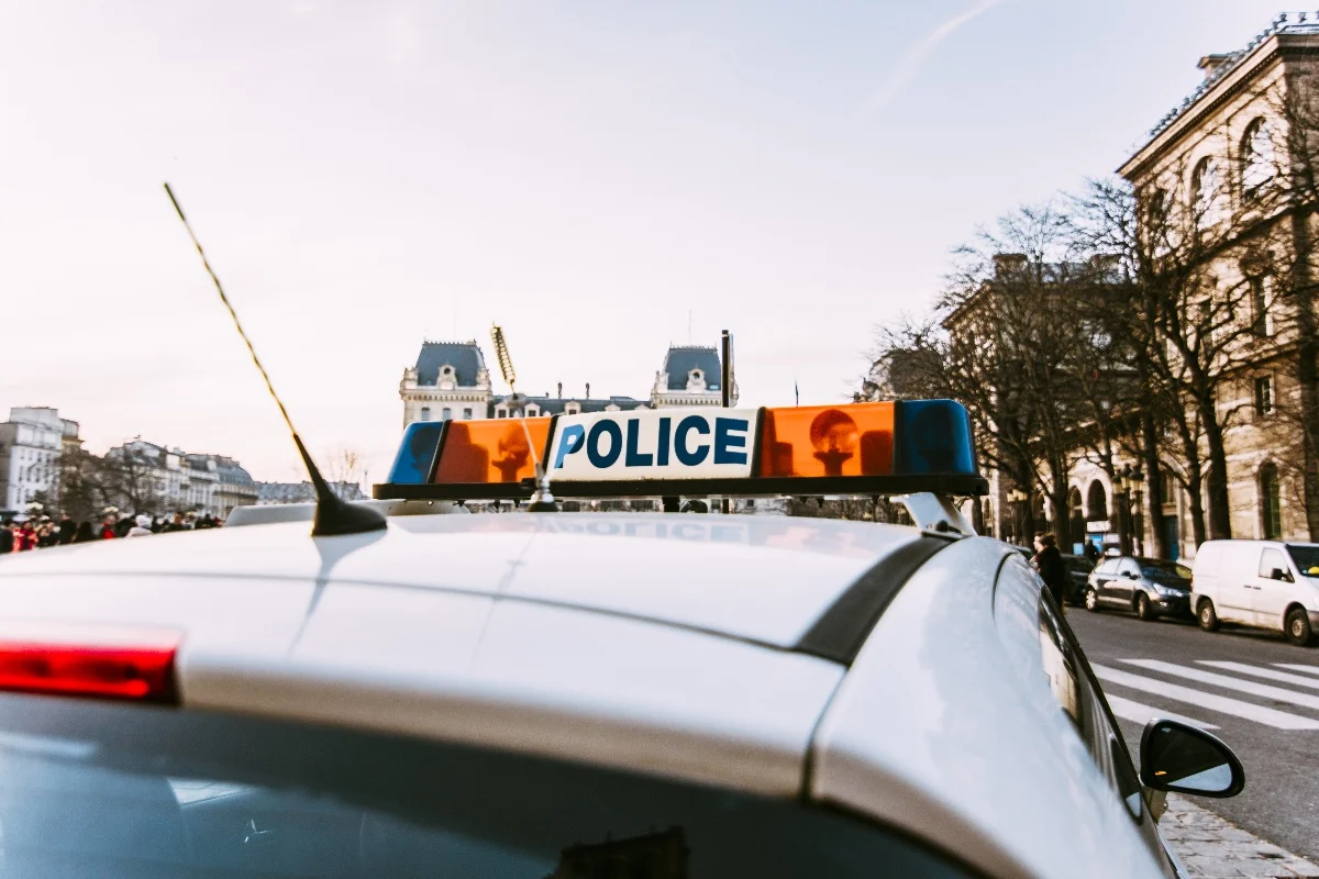 Foto colorida de viatura policial da França