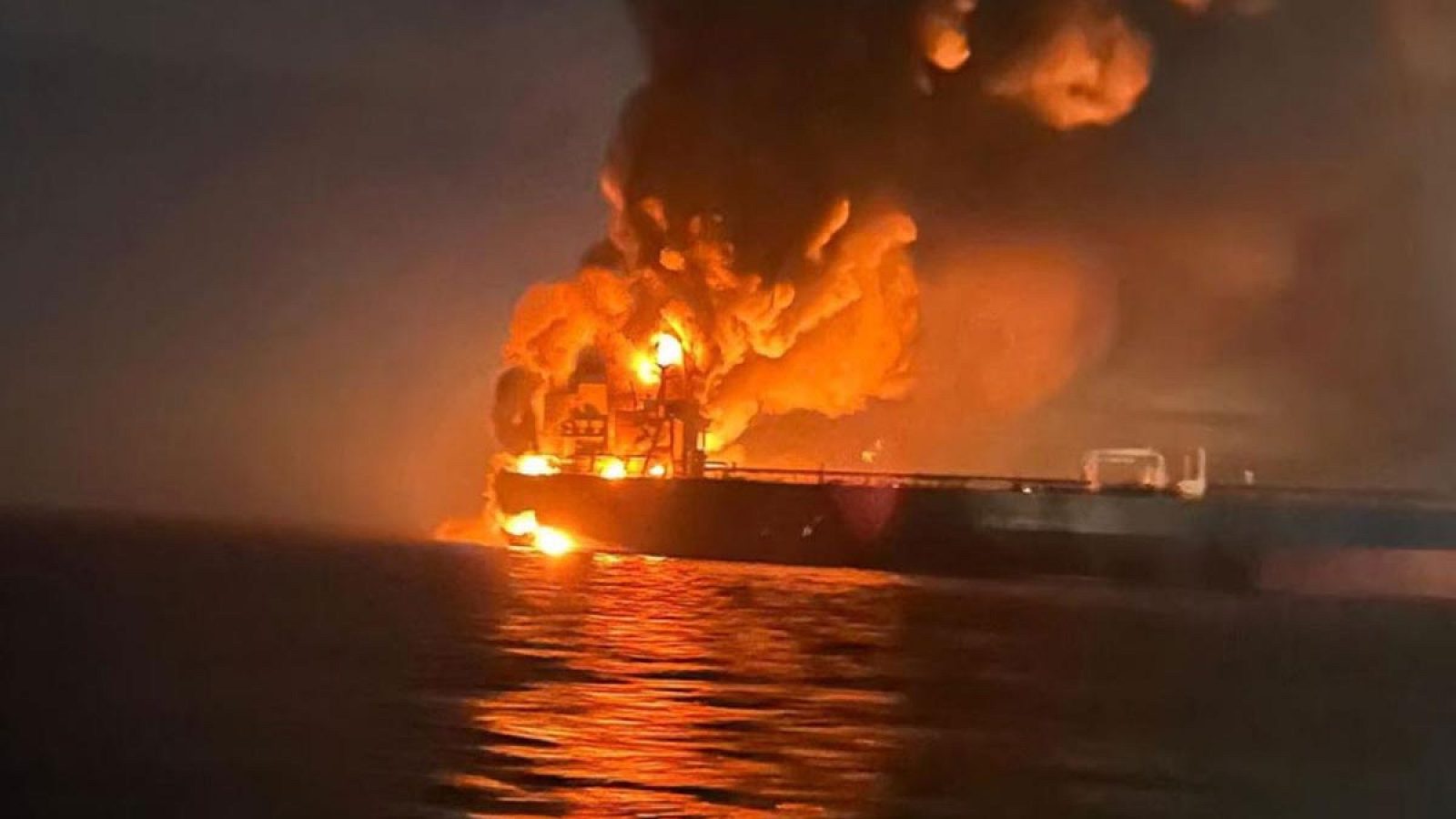 Tanqueiro com tripulação de 22 indianos atacado no ancoradouro de Xarjah, todos seguros