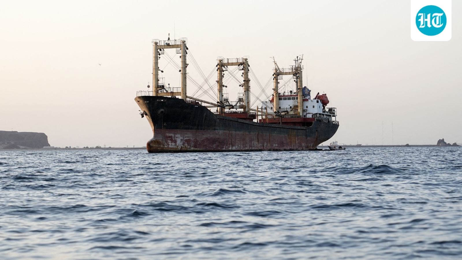 11 tripulantes indianos feridos após navio mercante atingido por projétil no Estreito de Ormuz