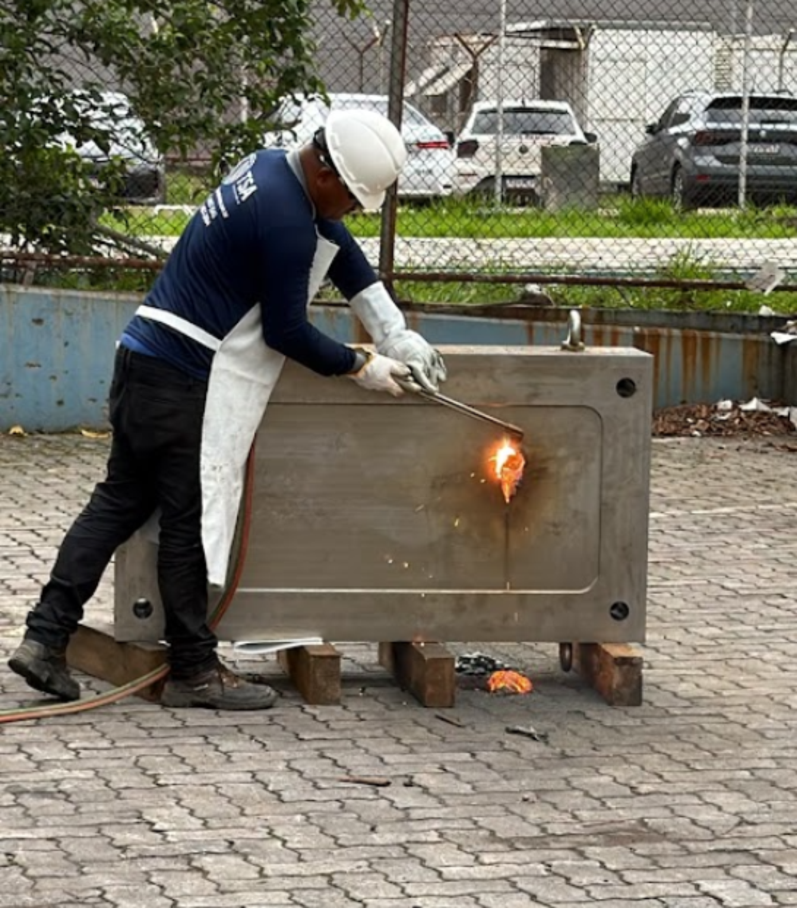 Funcion&aacute;rio abre com ma&ccedil;arico um molde de compress&atilde;o industrial que escondia drogas; equipamento foi localizado no Aeroporto de Viracopos, em Campinas (SP)