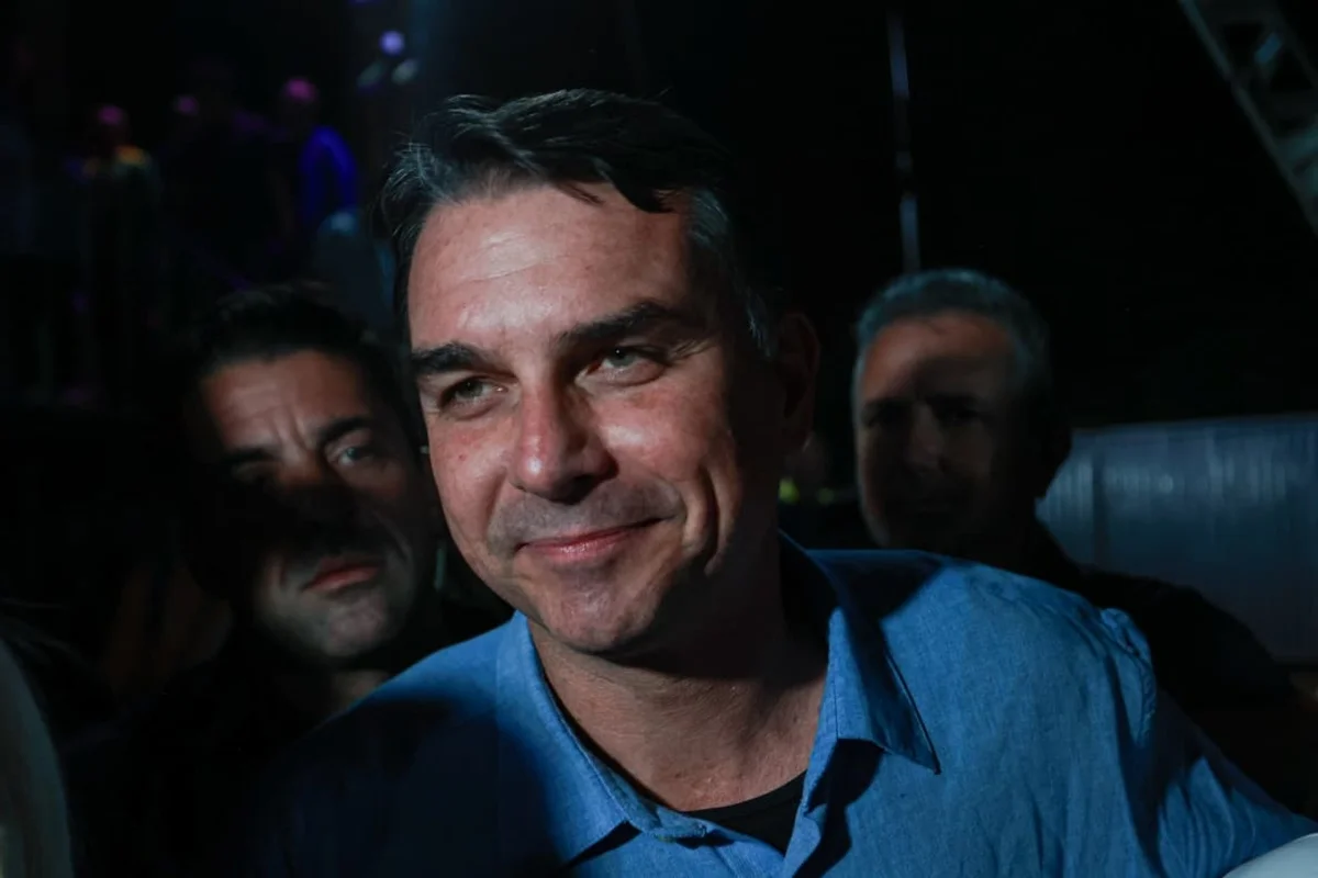 Após apoio da bancada do agro, Flávio promete Ministério da Agricultura