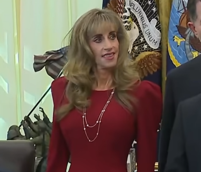 Susan Dell vira alvo de teorias sobre alienígenas após aparecer com Trump