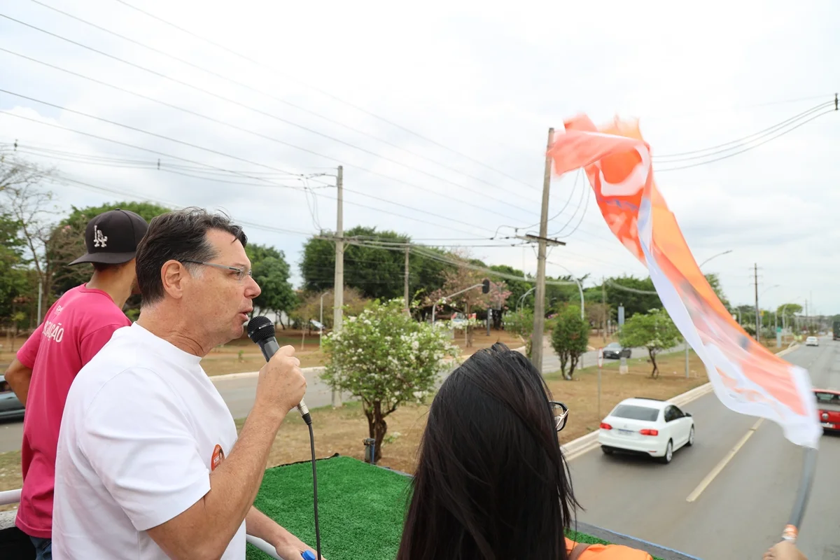 Kiko Caputo percorre quatro regiões no DF no último dia de campanha
