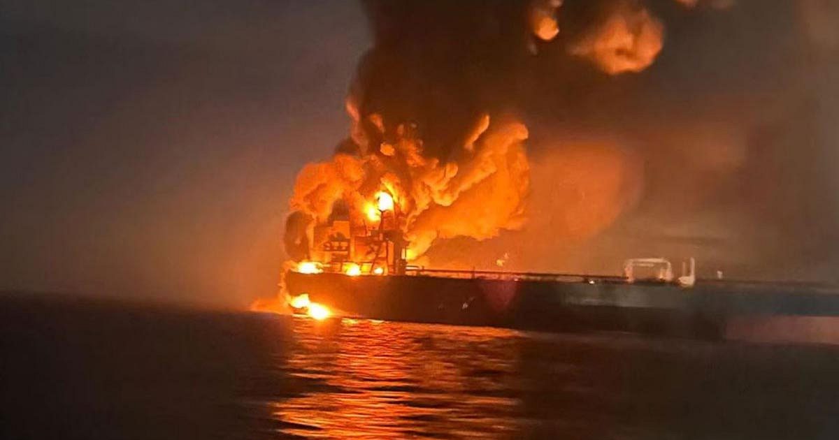 Tanqueiro com tripulação de 22 indianos atacado no ancoradouro de Xarjah, todos seguros