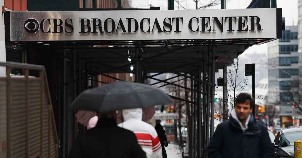 Insiders da CBS dizem que a equipe quer ver o repórter demitido por uma postagem política atacando um democrata do Michigan