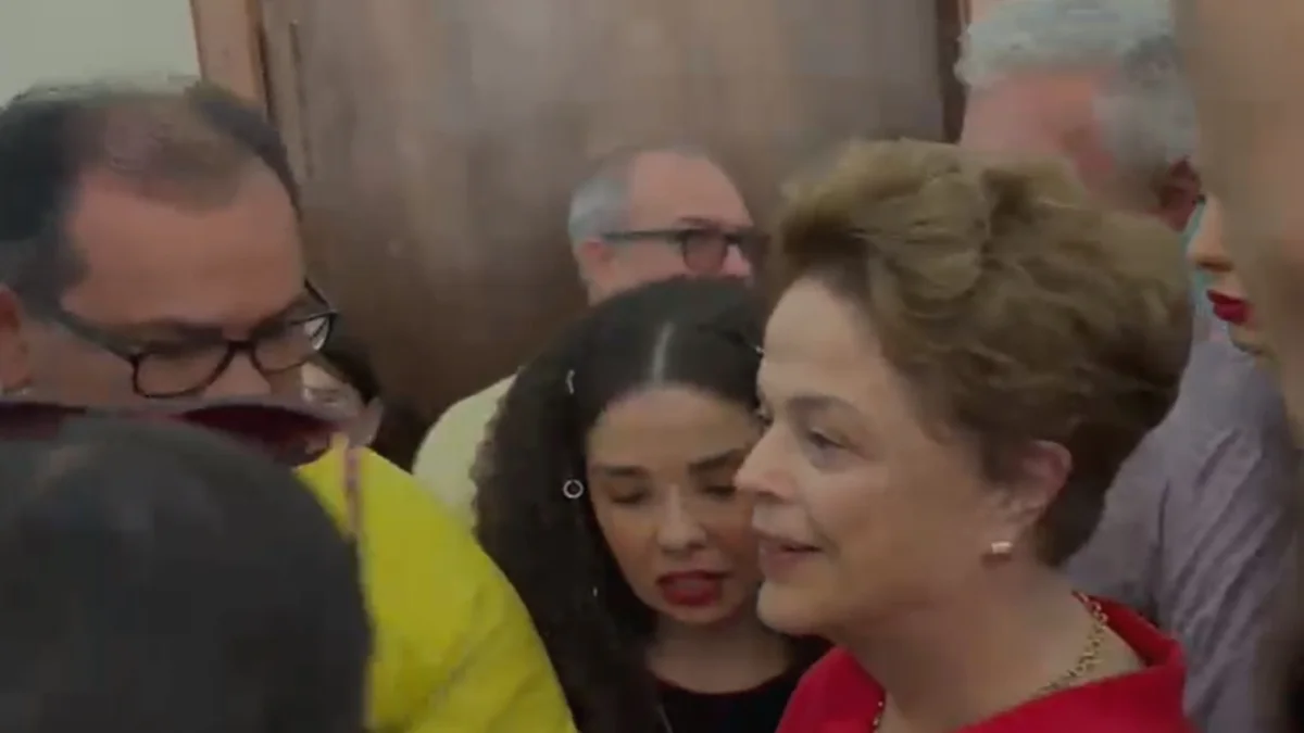 Voto de Dilma em BH tem aplausos, vaias e empurra-empurra