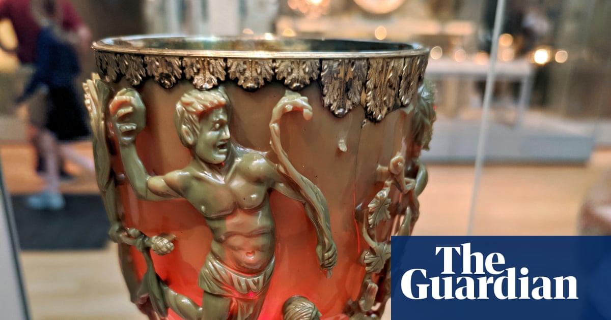 'É mágica': cientistas redescobrem como fabricar o vidro romano antigo que muda de cor
