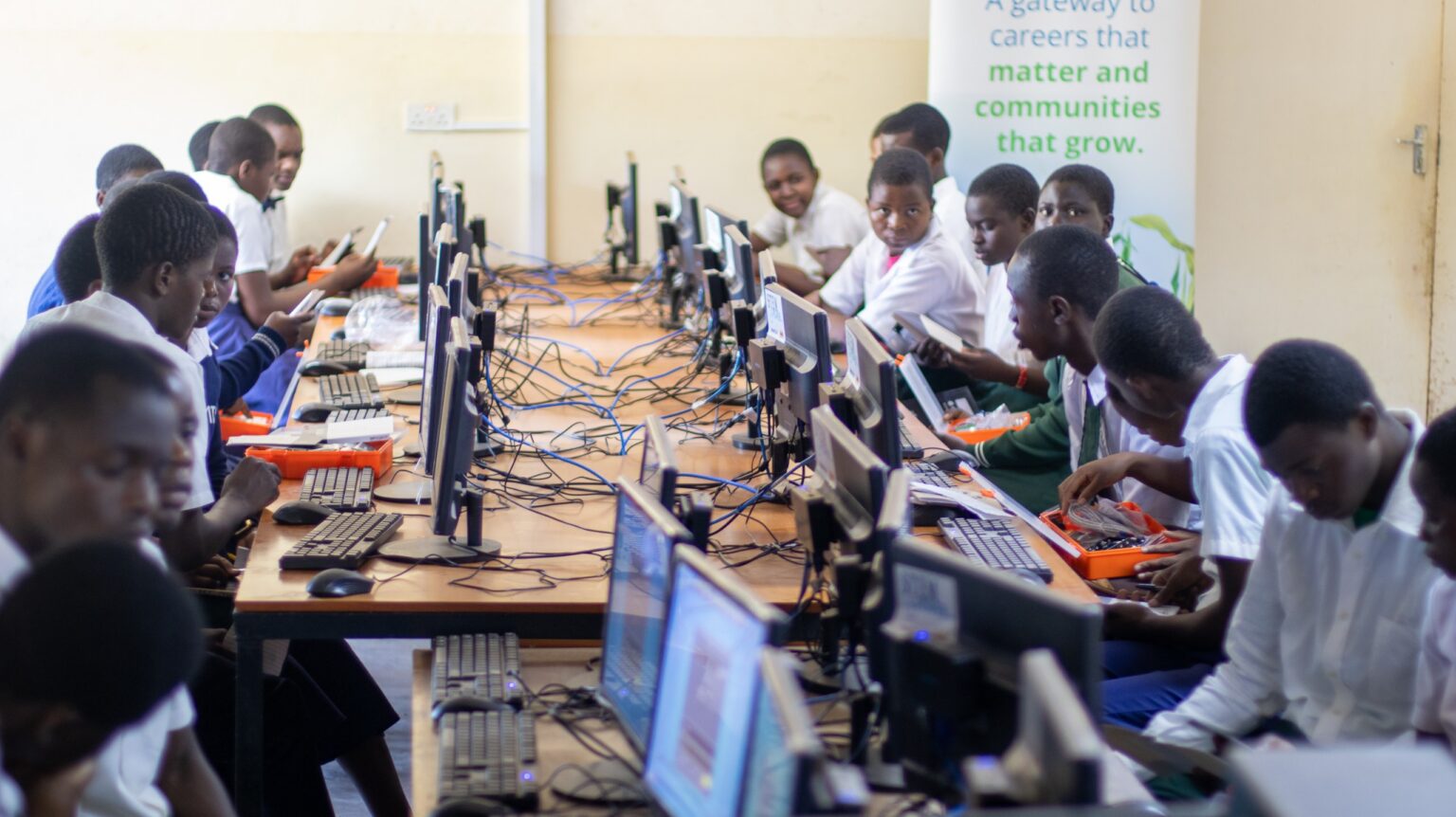 LUANAR e a STEMpower lançam programa de agrotech para estudantes do ensino secundário