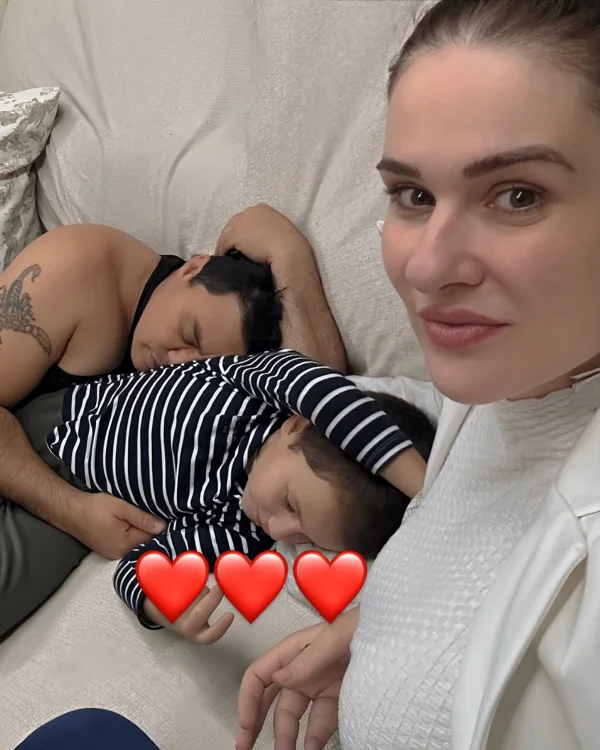 Esposa de Renner mostra momento em família: "Mundo lá fora pode esperar"