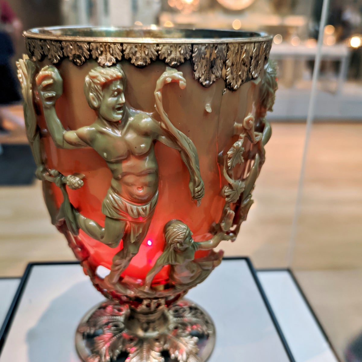 'É mágica': cientistas redescobrem como fabricar o vidro romano antigo que muda de cor