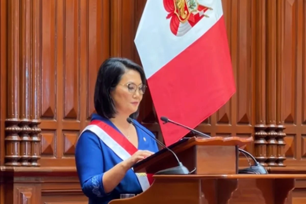 imagem colorida da presidente do peru, keiko fujimori, durante discurso de posse
