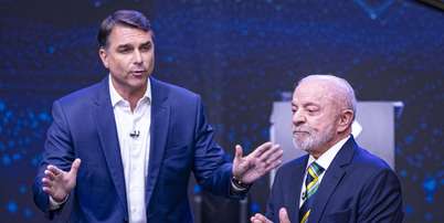 Lula e Fl&aacute;vio Bolsonaro durante debate da Band Foto: BRUNO MOTTA/ENQUADRAR / Estad&atilde;o