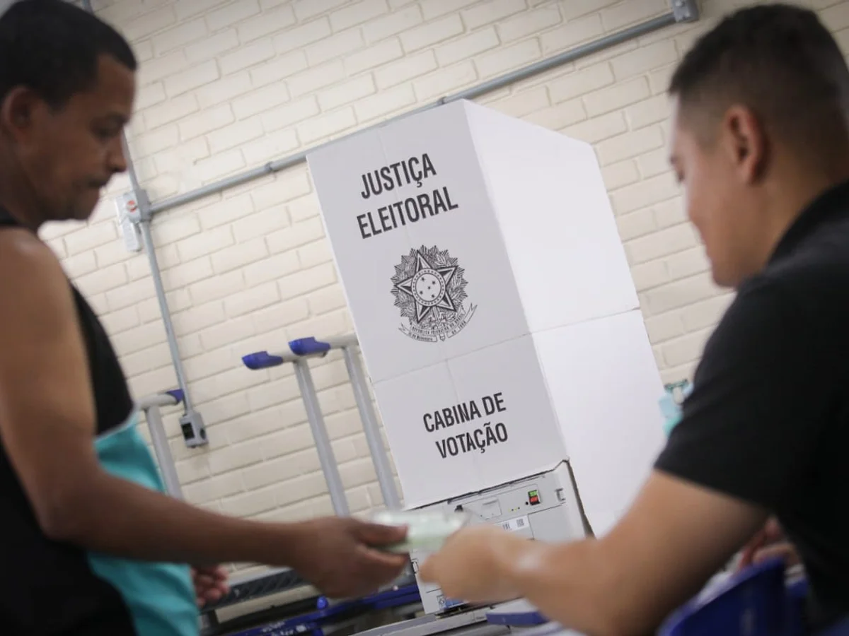 Eleições 2026: Brasileiros votam no EUA em meio à tensão com ICE