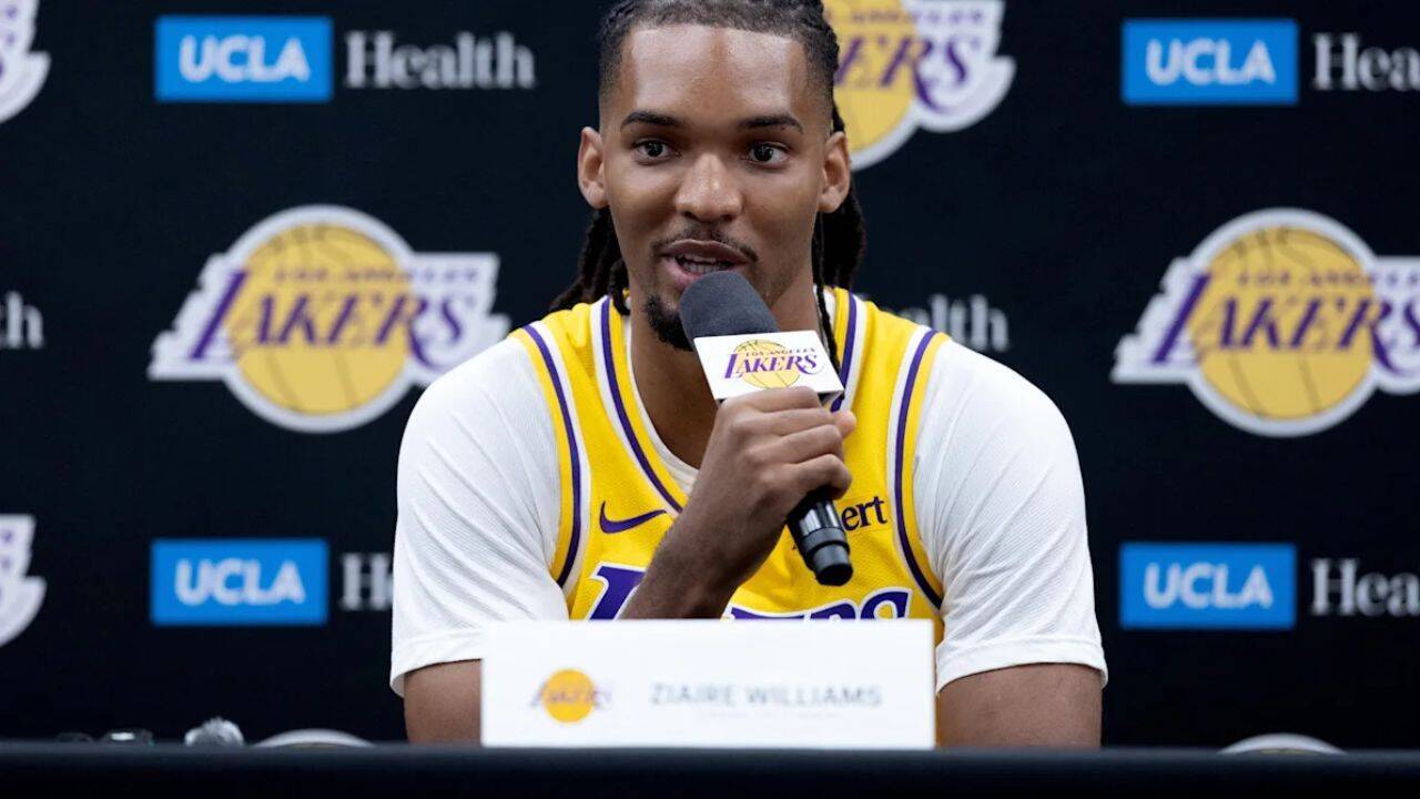 O companheiro de equipe de 6 pés e 9 polegadas de Luka Doncic, do Lakers, faz um movimento romântico com a namorada de longa data no show de Bruno Mars